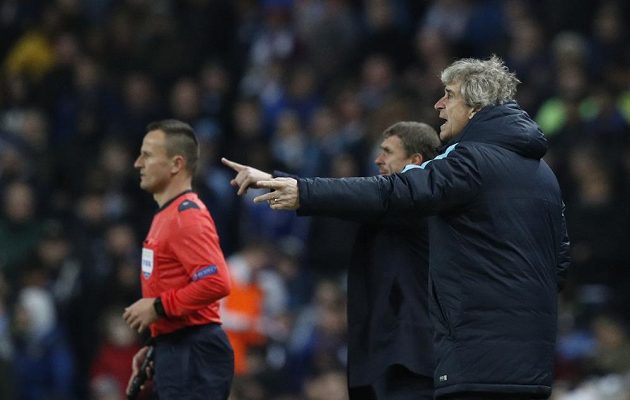 Trenér Manchesteru City Manuel Pellegrini udílí pokyny hráčům v odvetném osmifinálovém duelu Ligy mistrů s Dynamem Kyjev.