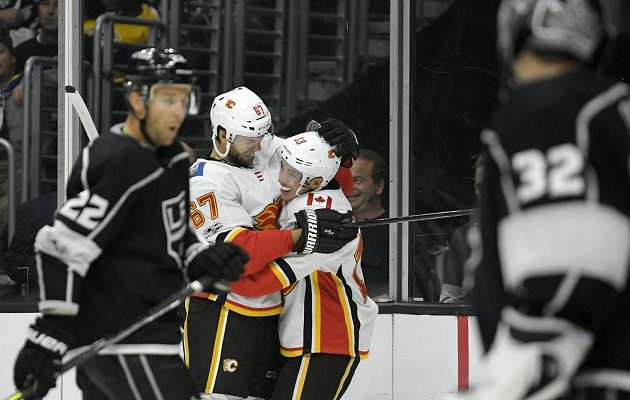 Český útočník Michael Frolik v dresu Calgary slaví se spoluhráčem Johnny Gaudreauem gól na ledě Los Angeles v utkání NHL.
