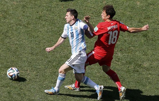 Švýcarský záložník Admir Mehmedi (vpravo) se snaží zastavit Argentince Lionela Messiho.