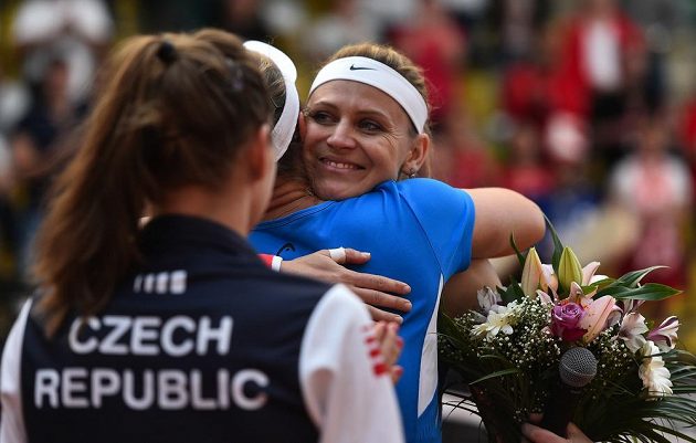 Lucie Šafářová se zdraví se členy týmu po zápase Fed Cupu, v němž s Barborou Krejčíkovou porazily Kanaďanky Gabrielu Dabrowskou a Sharon Fichmanovou. Pro Šafářovou to byl poslední zápas za reprezentaci, po Roland Garros ukončí kariéru.