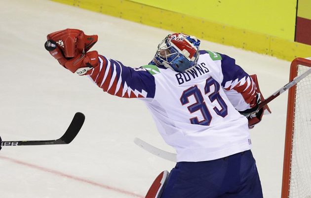 Brankář hokejové reprezentace Ben Bowns v akci během utkání mistrovství světa.