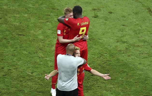 Radost belgických fotbalistů po postupu do semifinále MS ve fotbale. Na snímku Romelu Lukaku a Kevinem de Bruynem (nahoře). Dole pak Dries Mertens v objetí s asistentem trenéra Thierrym Henrym.