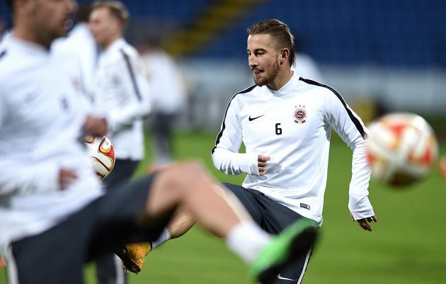Záložník Sparty Praha Lukáš Vácha během předzápasového tréninku před utkáním základní skupiny Evropské ligy se Slovanem Bratislava na stadiónu Pasienky v Bratislavě.