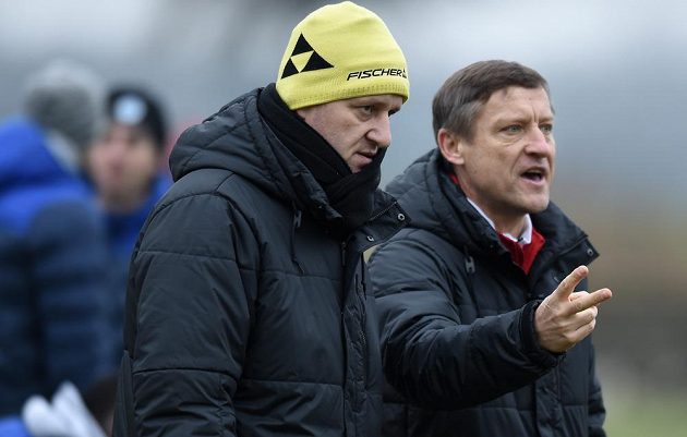 Trenéři Slovanu Liberec Josef Csaplár (vlevo) a Jiří Kotrba během přípravného utkání s Trenčínem.