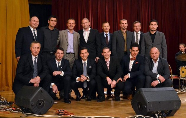 Sestavu desetiletí Bohemians 1905 doprovodil na pódium také reprezentační trenér Pavel Vrba (v horní řadě druhý zprava).