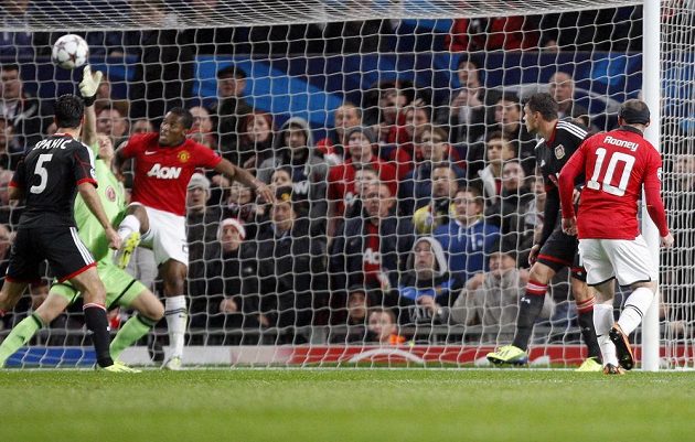 Wayne Rooney (vpravo) střílí první gól Manchesteru United v utkání proti Bayeru Leverkusen.