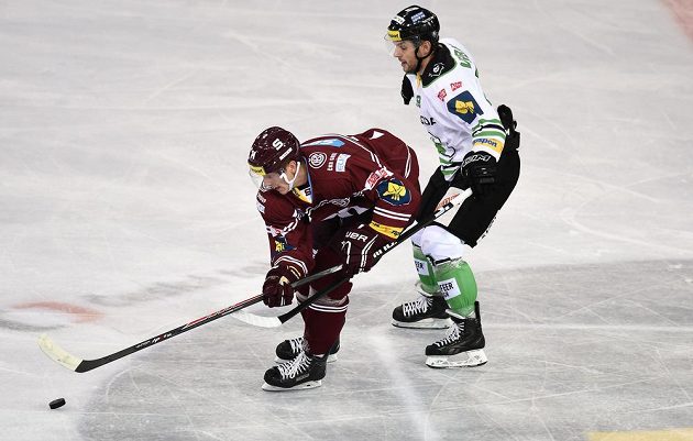 Mladoboleslavský David Vrbata (vzadu) a Daniel Přibyl ze Sparty v utkání Tipsport extraligy.