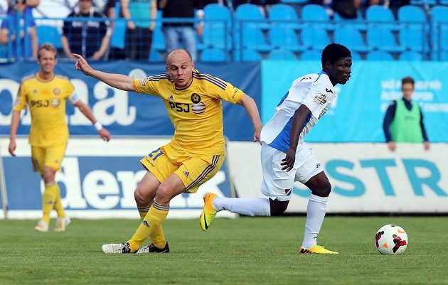 Jihlavský záložník Václav Koloušek a útočník Baníku Francis Narh (vpravo) v utkání 28. kola Gambrinus ligy.