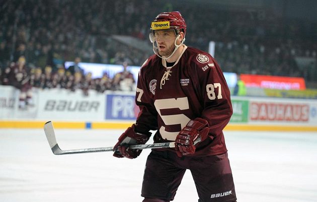 Sparťanský útočník Petr Ton v utkání 29. kola Tipsport extraligy proti Plzni.