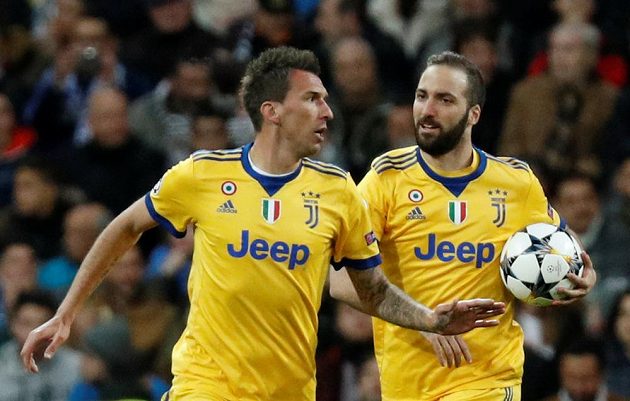 Útočník Juventusu Mario Mandžukič (vlevo) oslavuje svoji trefu proti Realu se spoluhráčem Gonzalem Higuaínem.