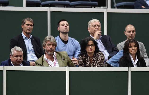 Pohled na tribunu VIP hostů: Miroslav Černošek (vlevo), podnikatel Tomáš Chrenek s manželkou (druhý zleva), Jan Železný (nahoře vlevo) a herec Miroslav Donutil sledují utkání Petry Kvitové s Andreou Petkovicovou z Německa ve finále Fed Cupu.