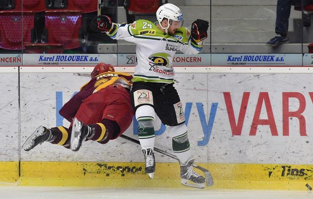 Lukáš Jícha z Jihlavy (vlevo) a karlovarský obránce Michal Gulaši v zápase 7. kola baráže o extraligu.
