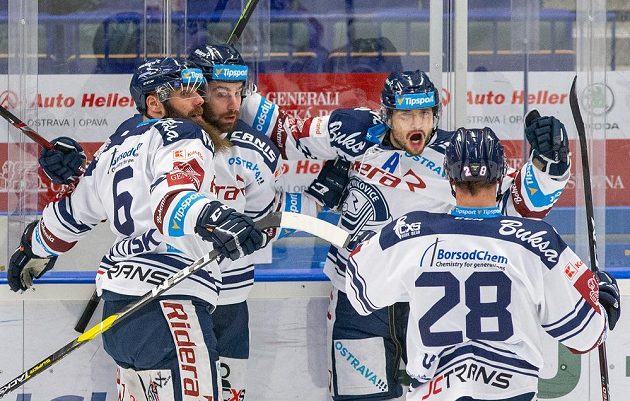 Z gólu se radují hokejisté Vítkovic (zleva) Jan Výtisk, Peter Trška, autor branky Rastislav Dej a Radek Veselý.