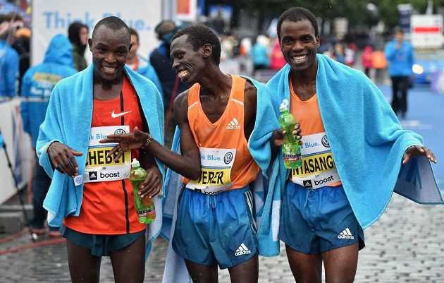 Nejlepší tři běžci Pražského maratónu (zleva) Evans Chebet, Patrick Terer a Cutbert Nyasango.