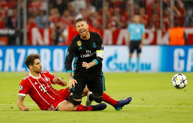Javi Martinez z Bayernu Mnichov zastavuje Sergia Ramose z Realu Madrid v úvodním semifinále fotbalové Ligy mistrů.