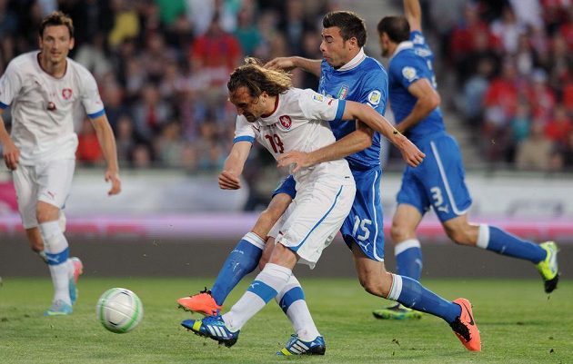 Český záložník Petr Jiráček (vlevo) střílí na italskou branku. S číslem 15 mu brání obránce Andrea Barzagli.