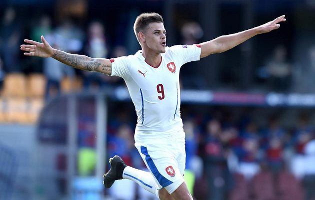 Český útočník Jan Kliment oslavuje svůj druhý gól během utkání ME hráčů do 21 let se Srbskem.