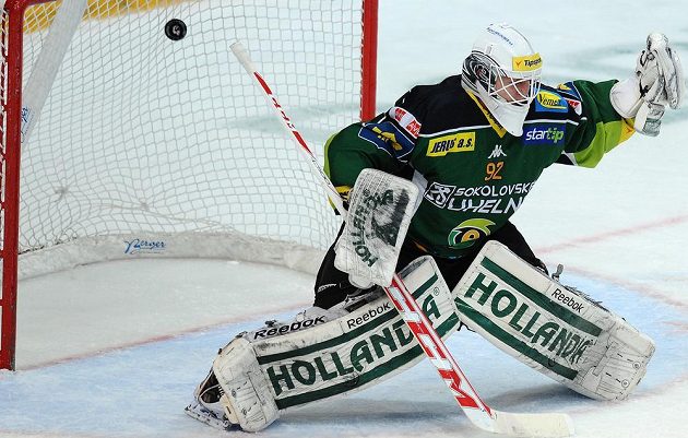 Karlovarský brankář Tomáš Závorka inkasuje gól v utkání proti pražské Slavii.