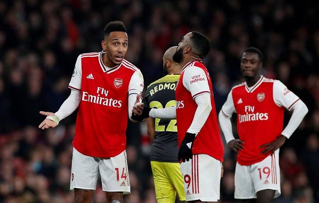 Fotbalisté Arsenalu zachránili alespoň remízu se Southamptonem na poslední chvíli.