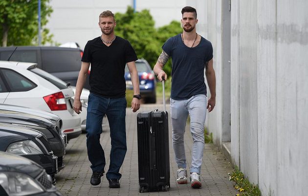 Martin Růžička (vlevo) a Alexander Salák na srazu hokejové reprezentace v pražských Letňanech.