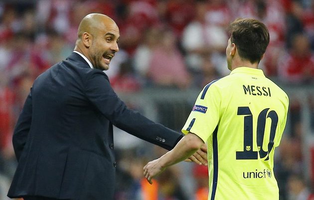 Kouč Bayernu Josep Guardiola se zdraví s režisérem hry barcelonského velkoklubu Lionelem Messim.