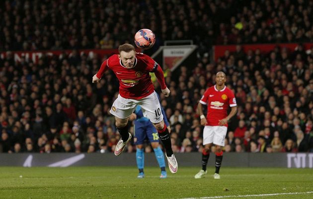 Wayne Rooney z Manchesteru United střílí ve čtvrtfinále FA Cupu gól hlavou Arsenalu.