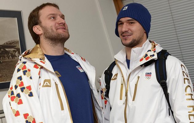 Spolu při odletu do Soči zapózovali i hokejisté Michal Barinka (vlevo) a Jakub Kovář.
