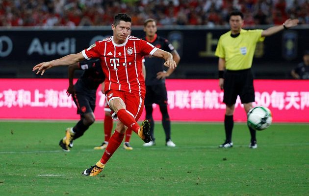 Robert Lewandowski z Bayernu proměňuje penaltu v utkání s Arsenalem v Šanghaji.