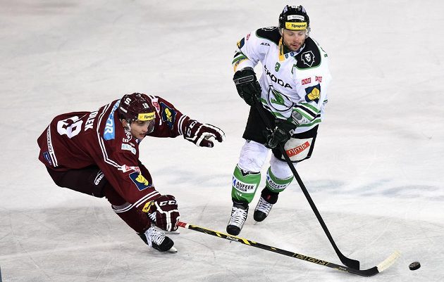 V souboji o puk mladoboleslavský David Výborný (vpravo) a Dominik Volek ze Sparty.