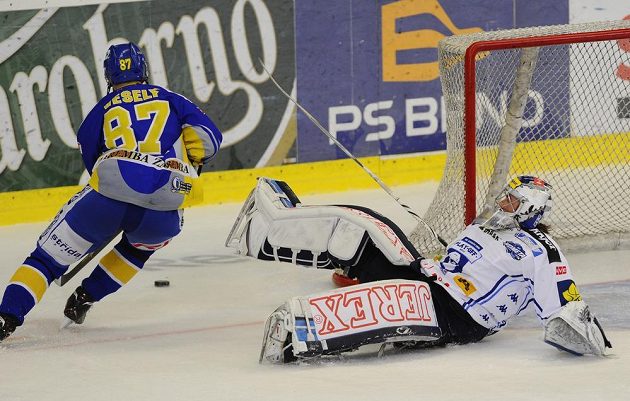 Zlínský Ondřej Veselý objíždí branku brankáře Brna Jiřího Trvaje, který ztratil stabilitu.