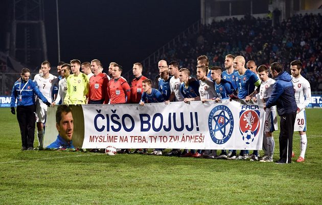 Fotbalisté české a slovenské reprezentace a jejich společné vyjádření podpory nemocnému Mariánu Čišovskému.