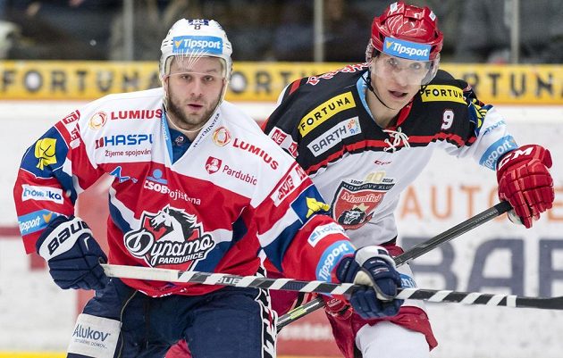 Útočník Dynama Pardubice Dmitrij Monja (vlevo) a hradecký útočník Bedřich Köhler.
