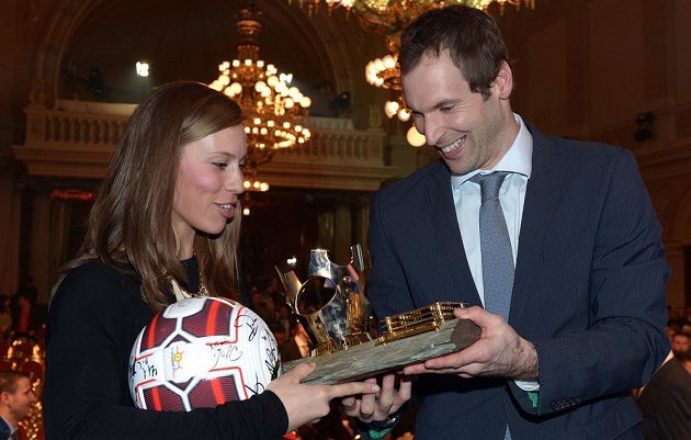 Olympijská vítězka snowboardistka Eva Samková obdivuje cenu pro Fotbalistu roku 2013, kterou získal Petr Čech.