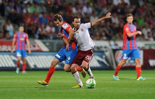 Plzeňský záložník Tomáš Hořava (vlevo) a Josef Hušbauer ze Sparty bojují o míč.