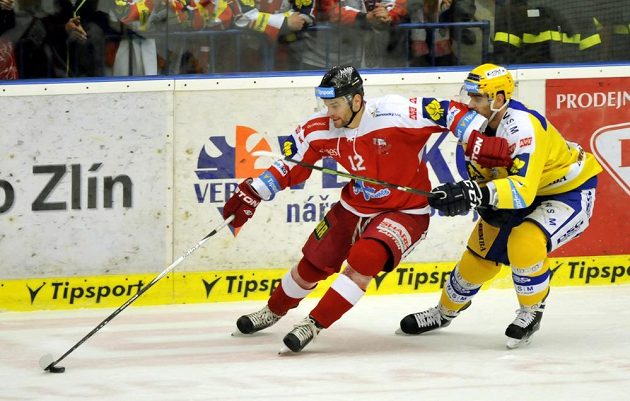 Olomoucký útočník Jan Knotek (vlevo) a zlínský obránce Oldrich Kotvan v dohrávce 7. kola hokejové Tipsport extraligy.
