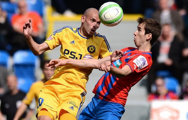 Michal Vepřek z Jihlavy (vlevo) v souboji s plzeňským záložníkem Tomášem Hořavou v utkání 24. kola Gambrinus ligy.