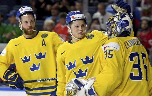 Švédský mladík William Nylander (uprostřed) byl vyhlášen nejužitečnějším hráčem MS v Německu a Francii.