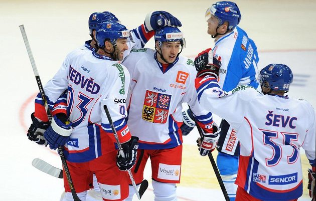 Kapitán české reprezentace Petr Nedvěd (vlevo) a útočník Jan Kovář oslavují gól do finské sítě.
