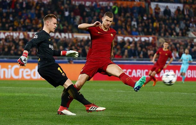 Barcelonský gólman Marc-Andre ter Stegen odehrává míč před Edinem Džekem z AS Řím v odvetném čtvrtfinále Ligy mistrů.