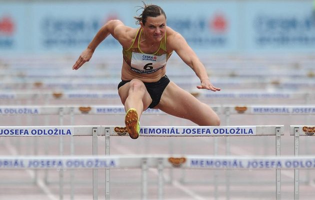 Běžkyně Lucie Škrobáková během závodu na 100 m překážek v rámci Memoriálu Josefa Odložila.