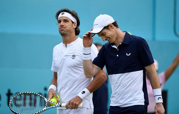Murray je zpátky. Dvojnásobný wimbledonský vítěz uspěl v 1. kole po boku Španěla Feliciana Lópeze, první nasazenou kolumbijskou dvojici Juan Sebastian Cabal, Robert Farah porazili v Londýně 7:6, 6:3.