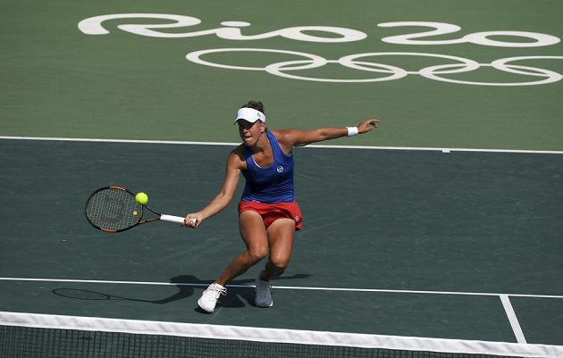 Barbora Strýcová v zápase s Yaninou Wickmayerovou v prvním kole olympijského turnaje v Riu.