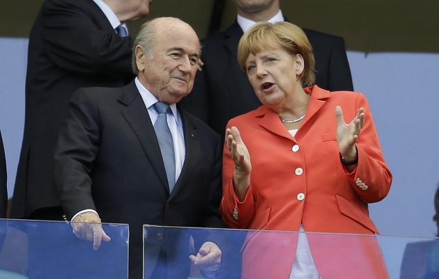 Německá kancléřka Angela Merkelová (vpravo) a prezident FIFA Sepp Blatter sledují utkání Portugalsko - Německo.