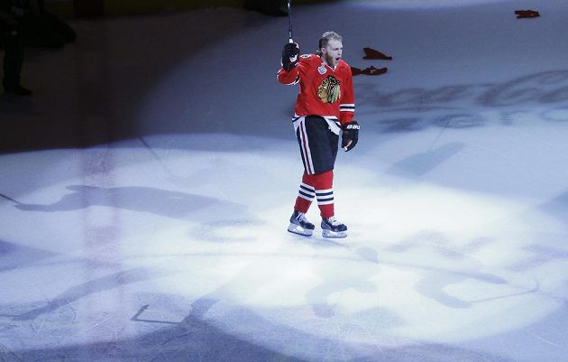 Útočník Blackhawks Patrick Kane si užívá ovací publika poté, co by vyhlášen první hvězdou pátého utkání.