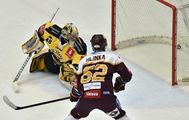 Jihlavský útočník Michal Hlinka sleduje kotouč v brance litvínovského gólmana Michaela Petráska.