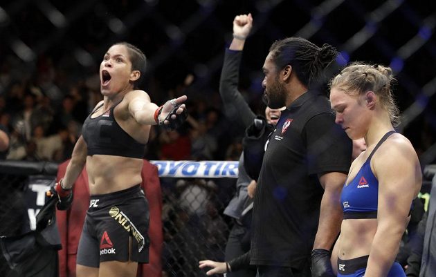 Brazilská šampiónka Amanda Nuněsová jásá po vyhlášení výsledku zápasu, Ronda Rouseyová přijímala verdikt se sklopenou hlavou.
