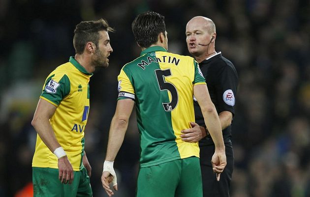 Russell Martin a Ivo Pinto z Norwiche v konverzaci s rozhodčím Leem Masonem.