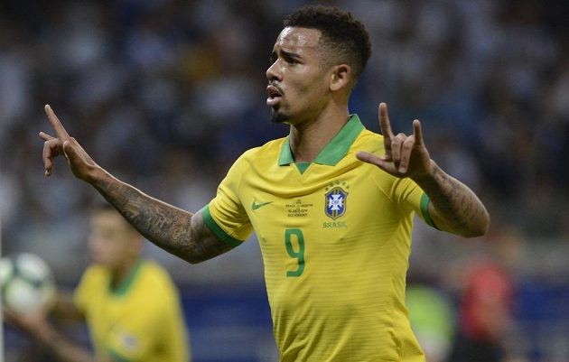 Brazilský fotbalista Gabriel Jesus slaví poté, co vstřelil gól do sítě rivala z Argentiny.