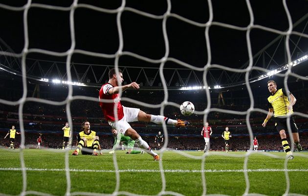 Olivier Giroud z Arsenalu střílí vyrovnávací gól na 1:1 v utkání Ligy mistrů s Dortmundem.