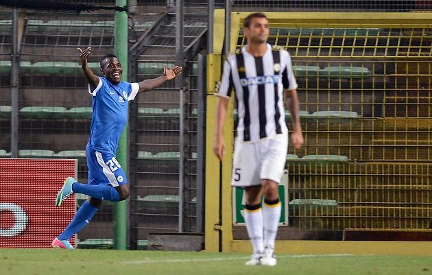 Dzon Delarge z Liberce (vlevo) oslavuje gól v play off Evropské ligy proti Udine.